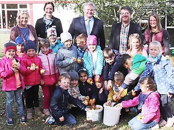 Im Bild hinten rechts nach links Schulleiterin Heike Witzgall, B&uuml;rgermeister Udo Dauer und Thomas Siebenaller Vorstandssprecher der Raiffeisenbank Obermain Nord Katrin Fischer von der Raiffeisenbank Obermain Nord und Lehrerin Ute Chapple mit den Kindern und ihren &Auml;pfeln.  Foto: Roland Dietz