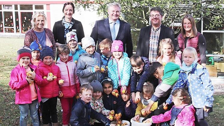 Im Bild hinten rechts nach links Schulleiterin Heike Witzgall, B&uuml;rgermeister Udo Dauer und Thomas Siebenaller Vorstandssprecher der Raiffeisenbank Obermain Nord Katrin Fischer von der Raiffeisenbank Obermain Nord und Lehrerin Ute Chapple mit den Kindern und ihren &Auml;pfeln.  Foto: Roland Dietz