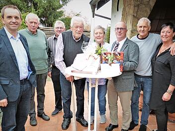 Erich und Gertraud Thomas (Mitte) mit (von links) Heinz Mösch vom Gesangverein, Peter Göhl von der Feuerwehr, Manfred Neugebauer vom TSV Ködnitz, Bürgermeister Stephan Heckel-Michel, Schwiegersohn Detlef Gogolok und Tochter Petra Gogolok Foto: Werner Reißaus