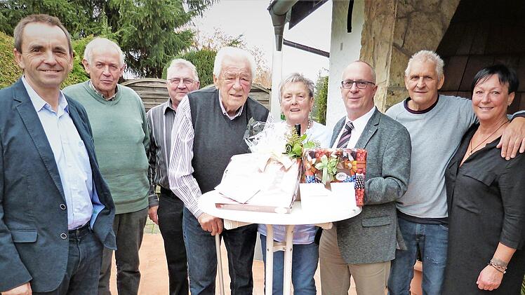 Erich und Gertraud Thomas (Mitte) mit (von links) Heinz Mösch vom Gesangverein, Peter Göhl von der Feuerwehr, Manfred Neugebauer vom TSV Ködnitz, Bürgermeister Stephan Heckel-Michel, Schwiegersohn Detlef Gogolok und Tochter Petra Gogolok Foto: Werner Reißaus