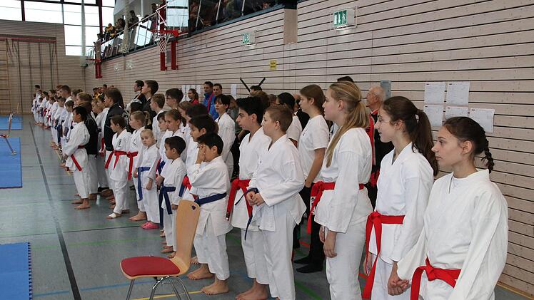 Gespannt blickten die Aktiven bei der Siegerehrung und spendeten viel Applaus für die siegreichen Karatekas.