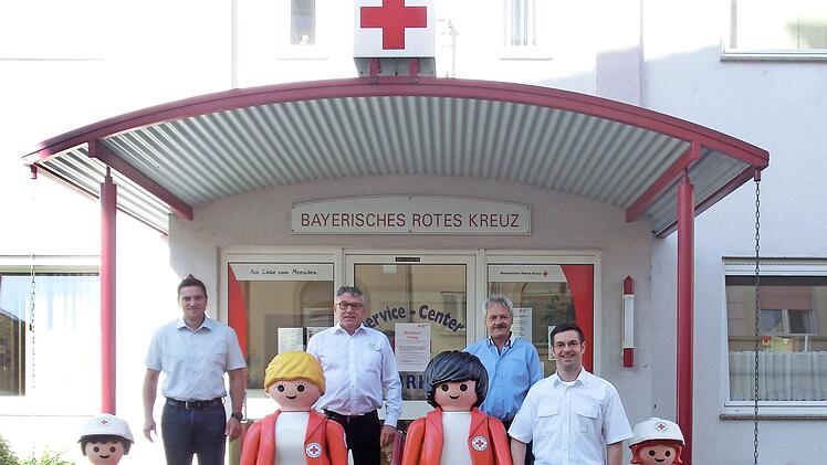 Michael Bräunig (von links) vom BMW-Autohaus Rhein Rhön-Saale, Jürgen Seybold von Gaul und Klamt (Ford), Helmut Schröter vom gleichnamigen Autohaus in Schondra sowie Alexander Kretz, stellvertretender BRK-Kreisgeschäftsführer und Fuhrparkmanager Manuel Vorndran  Foto: Peter Rauch