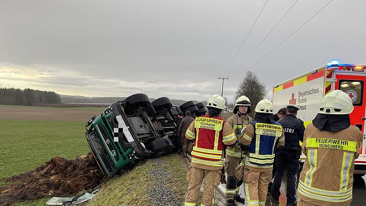 Mit Pferdemist beladener Lastwagen kippt um