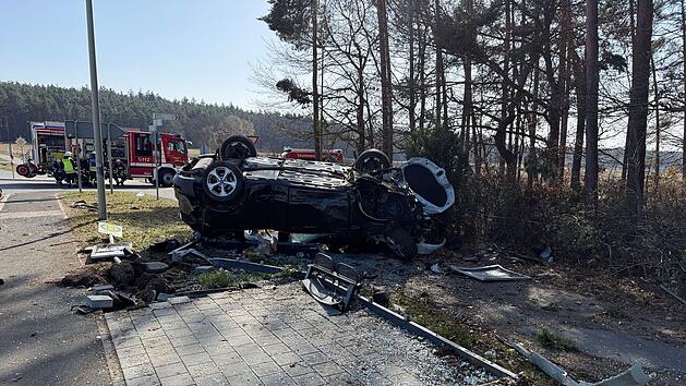 Bei Erlangen: Schwerer Unfall schleudert Auto in Bushaltestelle