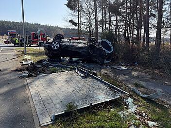 Bei Erlangen: Schwerer Unfall schleudert Auto in Bushaltestelle