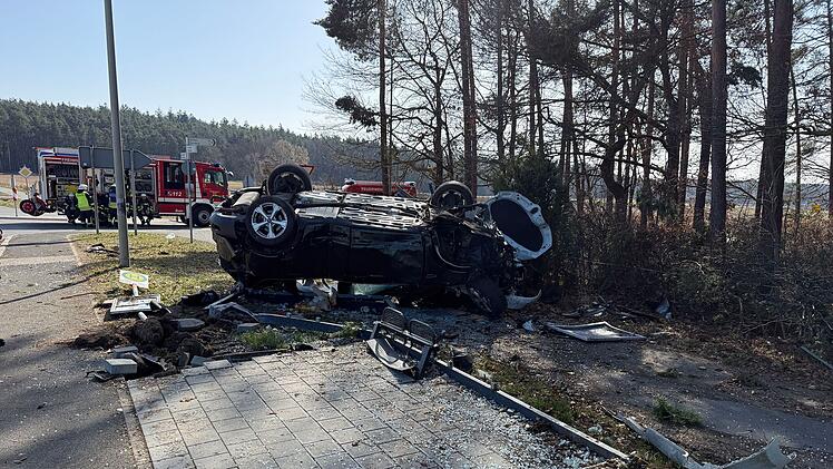 Bei Erlangen: Schwerer Unfall schleudert Auto in Bushaltestelle