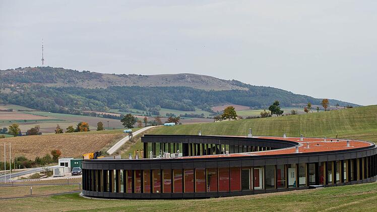 Blickauf das neue Limes-Museum "Limeseum" im Römerpark in Ruffenhofen. Im Hintergrund ist der Hesselberg zu erkennen.
