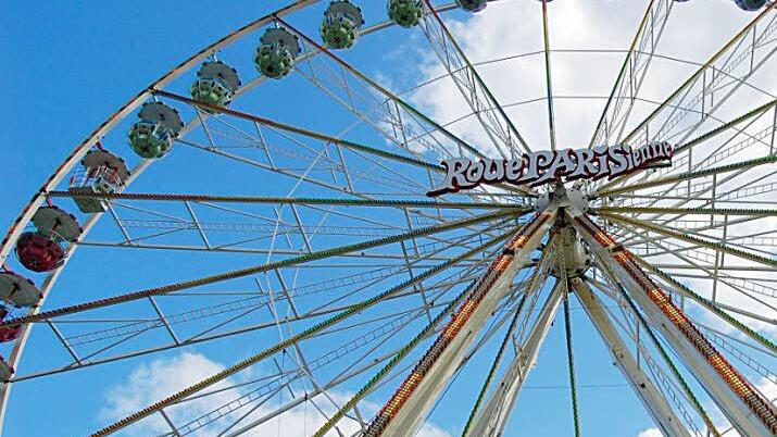 Das Riesenrad gehört zu den traditionsreichen Fahrgeschäften auf dem Vogelschießen. Foto: Oliver Schmidt