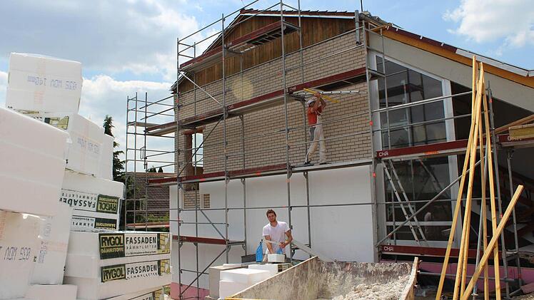 Das Vestenbergsgreuther Schulhaus bekommt auch einen Vollwärmeschutz aus 14 Zentimeter Styropor. Foto: Andreas Dorsch