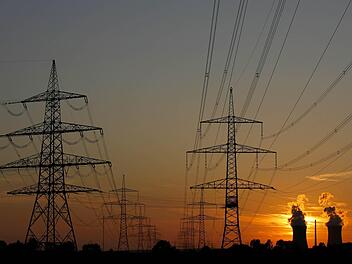 Spätestens, wenn das Kernkraftwerk in Grafenrheinfeld (Bild) abgeschaltet wird, soll die 380-kV-Höchstspannungsleitung durch das Coburger Land stehen. Die Gemeinde Dörfles-Esbach aber wehrt sich mit aller Macht gegen das Großprojekt. Foto: Daniel Karmann dpa
