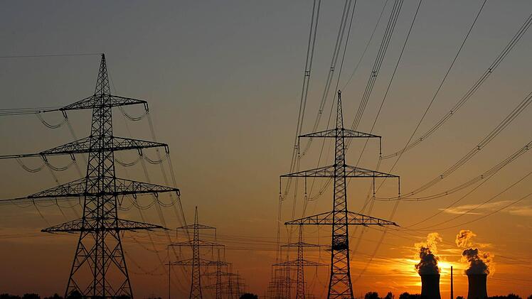 Spätestens, wenn das Kernkraftwerk in Grafenrheinfeld (Bild) abgeschaltet wird, soll die 380-kV-Höchstspannungsleitung durch das Coburger Land stehen. Die Gemeinde Dörfles-Esbach aber wehrt sich mit aller Macht gegen das Großprojekt. Foto: Daniel Karmann dpa
