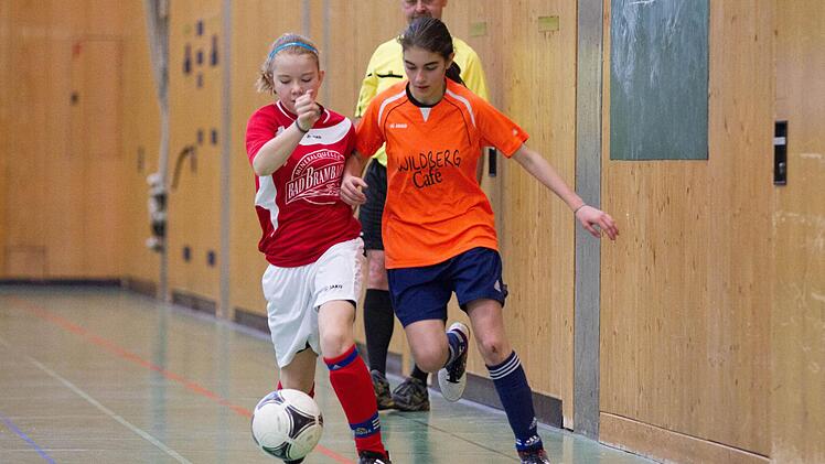 JFG Rennsteig - SV Reitsch: Die U15-Juniorinnen aus Reitsch (orangene Trikots) erwiesen sich erwartungsgemäß als deutlich stärker und setzten sich klar mit 5:0 durch.