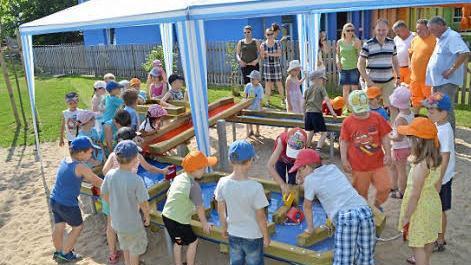 Ganz nach dem Gefallen der Kinder ist die Matschanlage im Außenbereich der Kindertagesstätte.  Foto: Thomas Micheel