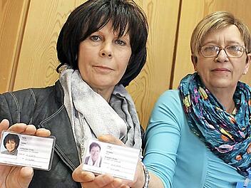 Irene Dicker und Inge Schaller mit ihren Ausweisen des Weissen Rings. Das Einzige, was sich für die beiden mit der Amtseinführung geändert hat, ist die Aufschrift "Außenstellenleiterin". Den Opfern zu helfen bleibt weiterhin ihre Hauptaufgabe. Fotos: Lisa Kieslinger