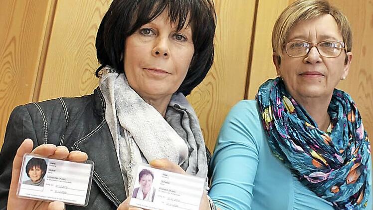 Irene Dicker und Inge Schaller mit ihren Ausweisen des Weissen Rings. Das Einzige, was sich für die beiden mit der Amtseinführung geändert hat, ist die Aufschrift "Außenstellenleiterin". Den Opfern zu helfen bleibt weiterhin ihre Hauptaufgabe. Fotos: Lisa Kieslinger