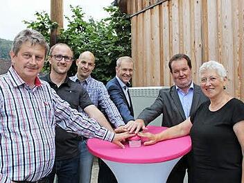 Gerhard Kraft, Jochen Hostalka, Christian Merz, Klaus Neuendank, Bernd Kohlbauer und Rose Stark (v. l.) drücken den Startschuss für das schnelle Internet. Foto: Carmen Schwind