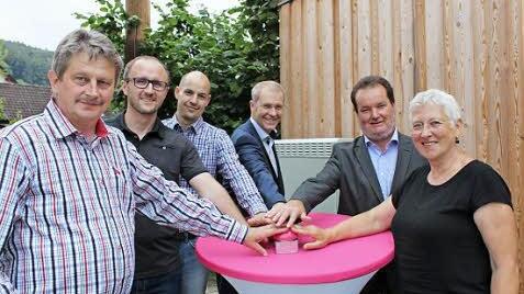Gerhard Kraft, Jochen Hostalka, Christian Merz, Klaus Neuendank, Bernd Kohlbauer und Rose Stark (v. l.) drücken den Startschuss für das schnelle Internet. Foto: Carmen Schwind