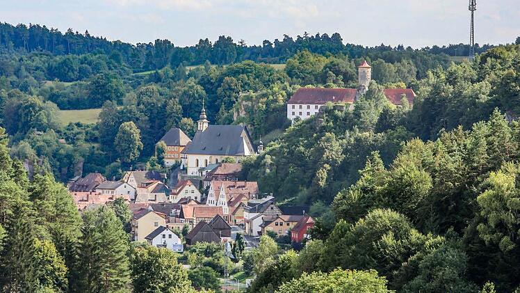 Blick von Norden auf Burg, Kirche und Altstadt: So kennen Touristen Waischenfeld. Der Pfeil hingegen landete auf einer Anhöhe gegenüber, in einem für Touristen eher unbekannten Gebiet. Foto: Barbara Herbst