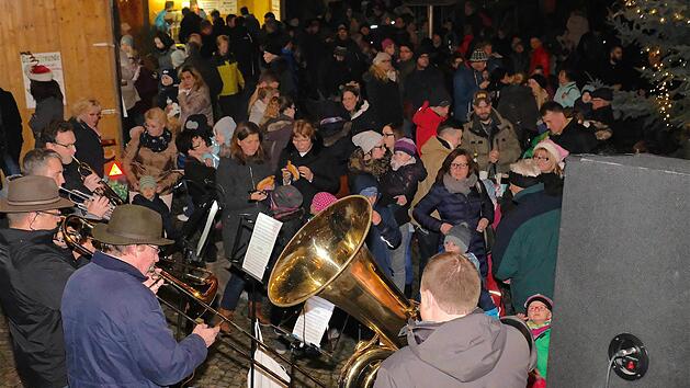 Die Diebacher Turmbl&auml;ser brachten weihnachtliche Stimmung in den vollen Gadenhof. Foto: Gerd Schaar