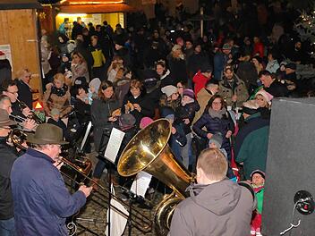 Die Diebacher Turmbläser brachten weihnachtliche Stimmung in den vollen Gadenhof. Foto: Gerd Schaar