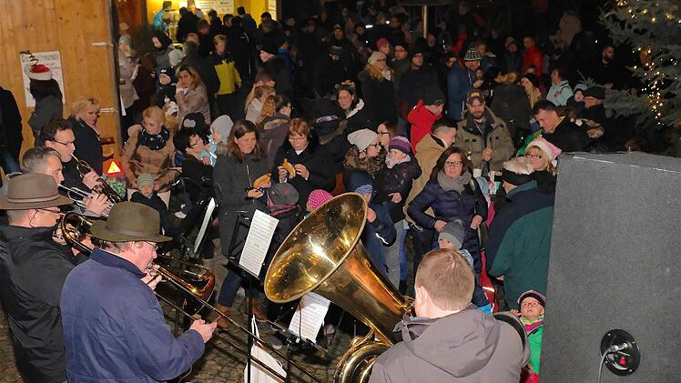Die Diebacher Turmbläser brachten weihnachtliche Stimmung in den vollen Gadenhof. Foto: Gerd Schaar