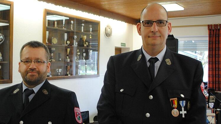 Für 25 Jahre aktiven Dienst erhielten die Riedenberger Wehrler Rainer Dorn (links) und Ralf Hergenröder (rechts) die Ehrung von Landrat Thomas Bold. Foto: Evelyn Schneider