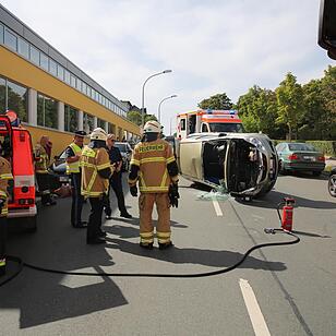 Hof: Autofahrerin kracht in geparktes Fahrzeug und wird schwer verletzt