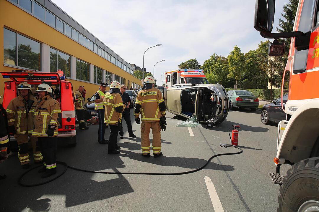 Hof: Autofahrerin kracht in geparktes Fahrzeug und wird schwer verletzt