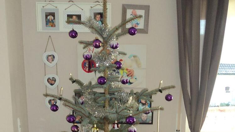 Carolin Ebert: "Auf dem Bild zu sehen ist unser Weihnachtsbaum im Wohnzimmer. Vor ihm stehen unsere Kinder Leni, (6,5 Jahre) und Max (2,5 Jahre)."Am Baum hängen nicht nur Kugeln, sondern auch viele liebevolle Basteleien von unseren Kindern aus Krippe und Kindergarten, die sich über Jahre hinweg angesammelt haben.