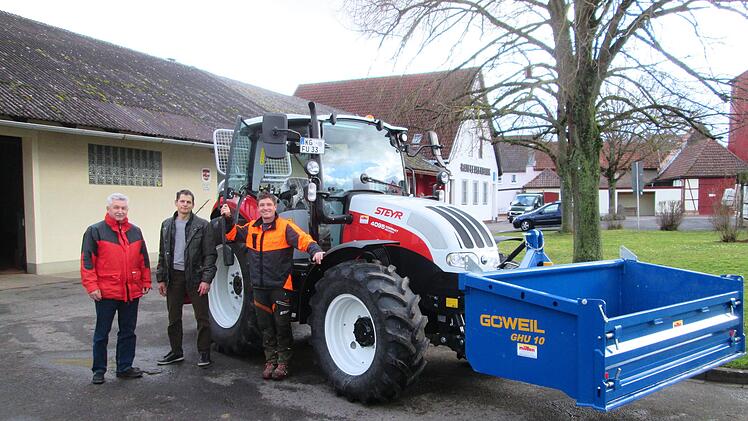 Peter Hart, Andreas Mützel, Bernd Volpert (von links) mit dem neuen Fahrzeug. Winfried Ehling