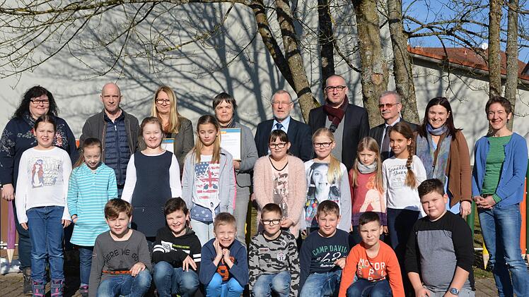 Freuen sich über den Preis: Die Schüler aus der Grundschule Burkardroth, die bei der Aufführung des "Rhönkäppchens" mitmachten.