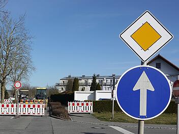 Da geht noch nichts: Die Lauterer Straße, die  Dörfles-Esbach   mit dem Coburger Gewerbegebiet auf der Lauterer Höhe verbindet, bleibt noch ein paar Tage gesperrt.Berthold Köhler