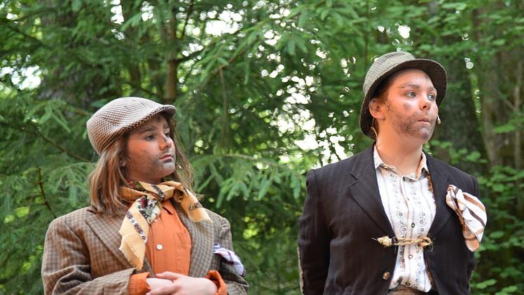 Die Räuber (Anna Baumgärtner und Pauline Wagner) haben es auf Pippis Gold abgesehen. Foto: Gabi Arnold