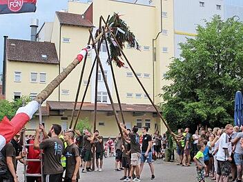 Die Sambacher Ortsburschen und -madla meisterten die Herausforderung, die der neue Platz zum Baumaufstellen mit sich brachte, mit Bravour. Foto: Evi Seeger