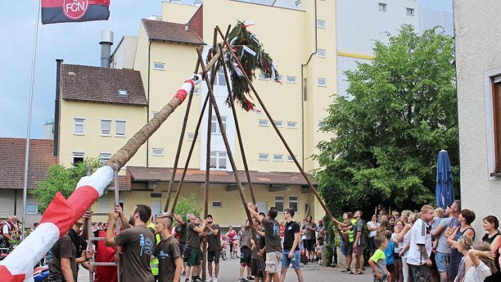 Die Sambacher Ortsburschen und -madla meisterten die Herausforderung, die der neue Platz zum Baumaufstellen mit sich brachte, mit Bravour. Foto: Evi Seeger