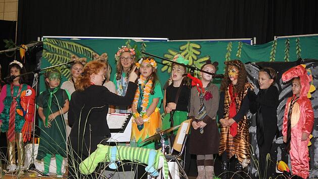 Farbenfroh und fröhlich - die Redwitzer "Ohrwürmer" entführten im vergangenen Jahr mit ihrem "Wimba"-Musical in den Dschungel. Chorleiterin Pia Hempfling spielt mit dem Gedanken, auch in Corona-Zeiten die Kinder auftreten zu lassen.  Fotos: Stephan Stöckel