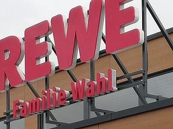 Die geplante Mülleinhausung beim Rewe überschreitet die im gültigen Bebauungsplan festgelegte nordwestliche Baugrenze. Zur   nachträglich beantragten  isolierten Befreiung vom gültigen Bebauungsplan erklärte das Bad Bockleter Ratsgremium  bei einer Gegenstimme sein Einverständnis. Foto: Sigismund von Dobschütz