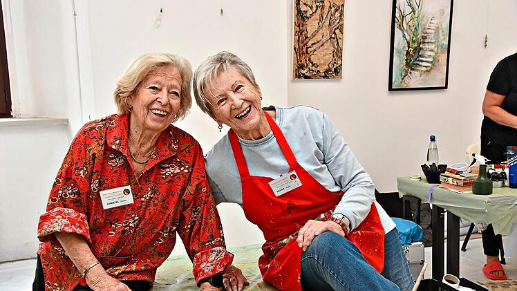 Die beiden &auml;ltesten Teilnehmerinnen des K&uuml;nstlersymposiums sind Christel Gollner und Helga Hopfe. Beide nehmen von Anfang an am Symposium teil.