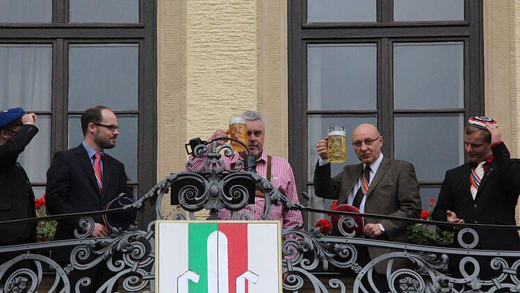 Zuprosten vom Balkon.