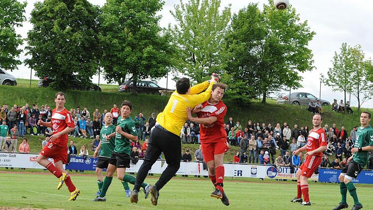 Szenen vom Relegationsspiel zwischen dem TSV Rothhausen/Thundorf (rote Trikots) und der DJK Weichtungen (5:2 n.V.).