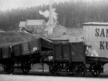 Arg demoliert wurden die 48 Güterwaggons. Im Hintergrund sieht man die Steinkohlengrube Maxschacht (1855-1911). Repros: Gerd Fleischmann