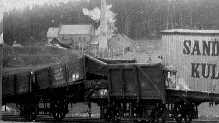 Arg demoliert wurden die 48 Güterwaggons. Im Hintergrund sieht man die Steinkohlengrube Maxschacht (1855-1911). Repros: Gerd Fleischmann
