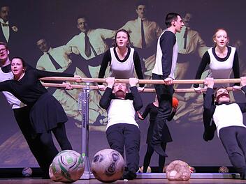 Deutsche Frauen an die Barren" hieß die Szene, bei der die Mitglieder der Theatergruppe "Eigen-Sinn" des Markgraf-Georg-Friedrich-Gymnasiums viel Deutsch-Tümmelei auf die Bühne brachten. Regie führte Bianka Zeitler. Fotos: Sonja Adam