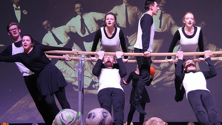 Deutsche Frauen an die Barren" hieß die Szene, bei der die Mitglieder der Theatergruppe "Eigen-Sinn" des Markgraf-Georg-Friedrich-Gymnasiums viel Deutsch-Tümmelei auf die Bühne brachten. Regie führte Bianka Zeitler. Fotos: Sonja Adam
