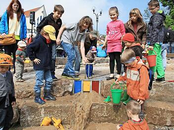 Großer Beliebtheit erfreut sich von Anfang an der Wasserspielplatz im Siebener Park. Einige andere Freizeitanlagen werden dafür kaum oder gar nicht von den Mädchen und Jungen genutzt. Der Stadtrat hat sich daher für eine Neuordnung der Spielplätze ausgesprochen. Foto: Archiv