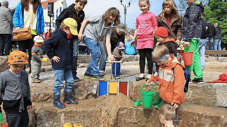 Großer Beliebtheit erfreut sich von Anfang an der Wasserspielplatz im Siebener Park. Einige andere Freizeitanlagen werden dafür kaum oder gar nicht von den Mädchen und Jungen genutzt. Der Stadtrat hat sich daher für eine Neuordnung der Spielplätze ausgesprochen. Foto: Archiv