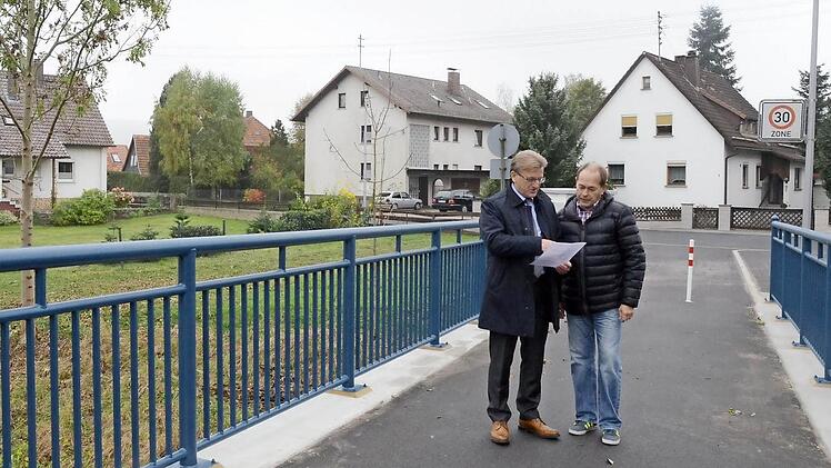 Bürgermeister Rainer Detsch (links) und Bauhofleiter Günter Hempfling zeigen sich bei einer Begehung zufrieden mit den Bauausführungen der Florianssiedlung und der Brücke über die Haßlach. Foto: K.- H. Hofmann