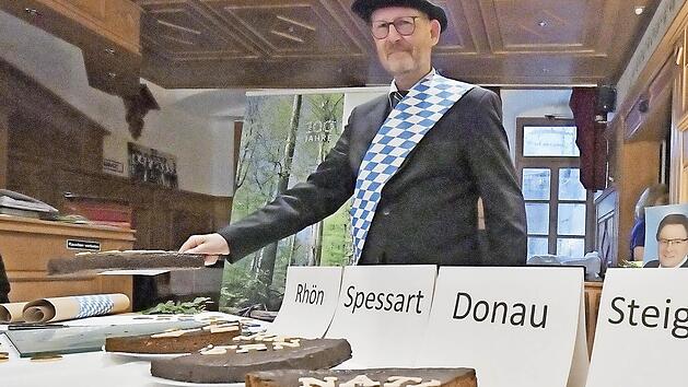Sketch am Ende einer Pressekonferenz: Der Nationalparkkuchen im Freistaat wird verteilt - derzeit sieht es nicht so aus, als ob der Steigerwald ein St&uuml;ck davon abbekommen w&uuml;rde, trotz einer offenbar wachsenden Zahl von Bef&uuml;rwortern in der Region.  Foto: Ronald Rinklef