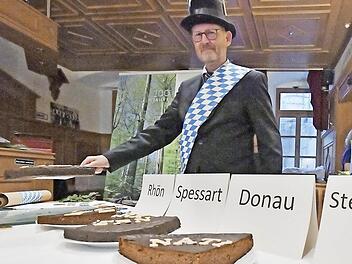 Sketch am Ende einer Pressekonferenz: Der Nationalparkkuchen im Freistaat wird verteilt - derzeit sieht es nicht so aus, als ob der Steigerwald ein Stück davon abbekommen würde, trotz einer offenbar wachsenden Zahl von Befürwortern in der Region.  Foto: Ronald Rinklef