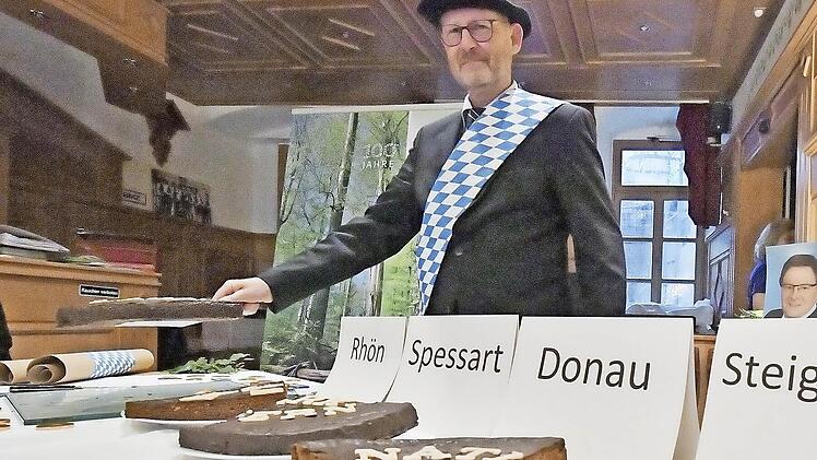 Sketch am Ende einer Pressekonferenz: Der Nationalparkkuchen im Freistaat wird verteilt - derzeit sieht es nicht so aus, als ob der Steigerwald ein Stück davon abbekommen würde, trotz einer offenbar wachsenden Zahl von Befürwortern in der Region.  Foto: Ronald Rinklef